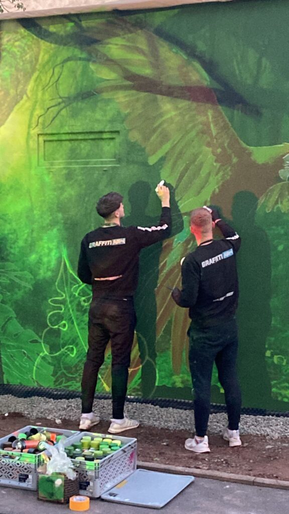 Die Grafitysprayer zeichnen vor. 