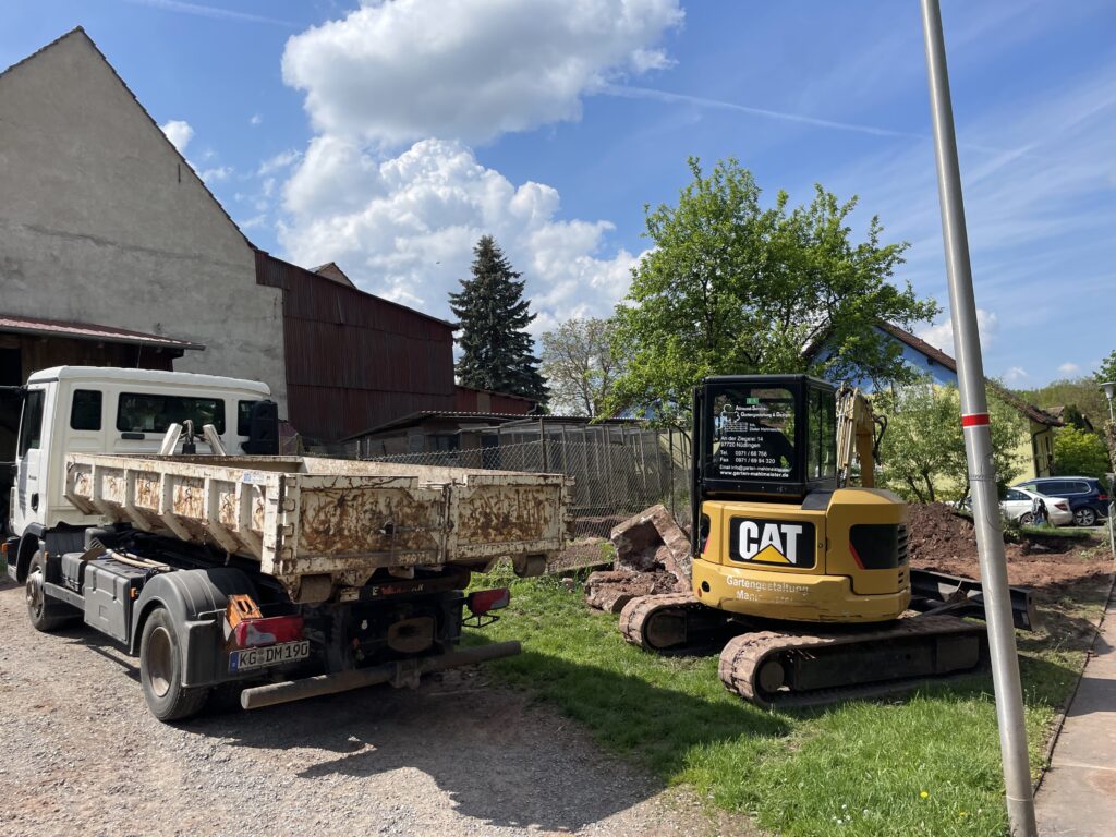 Auch die Steinmauer wird abgefahren 
